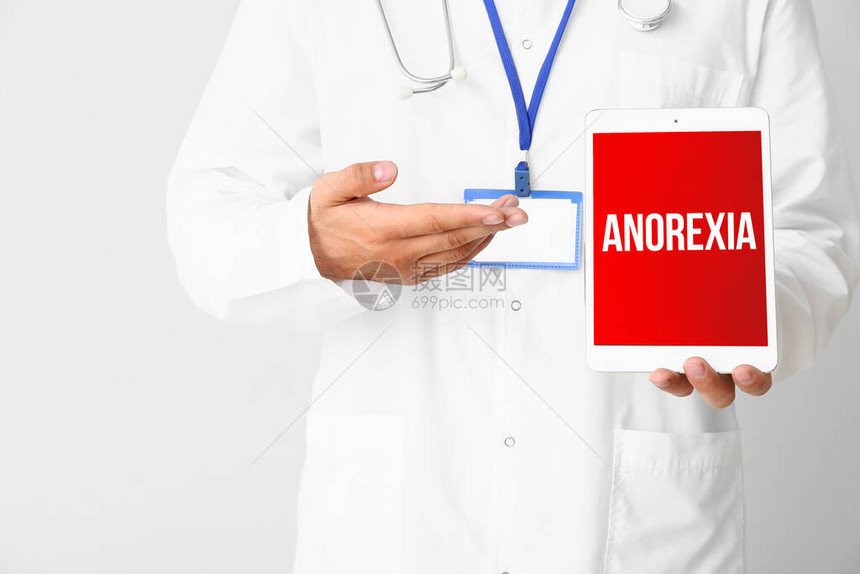男医生在轻背景的屏幕上持有阿诺雷迪亚图片