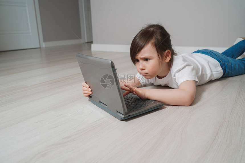 女孩在笔记本电脑上玩游戏图片