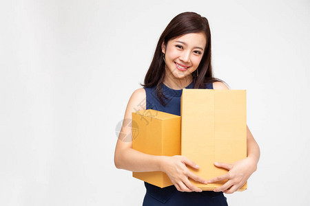 拥有包裹箱快递和托运服务概念的亚洲快乐妇女AppyAf图片