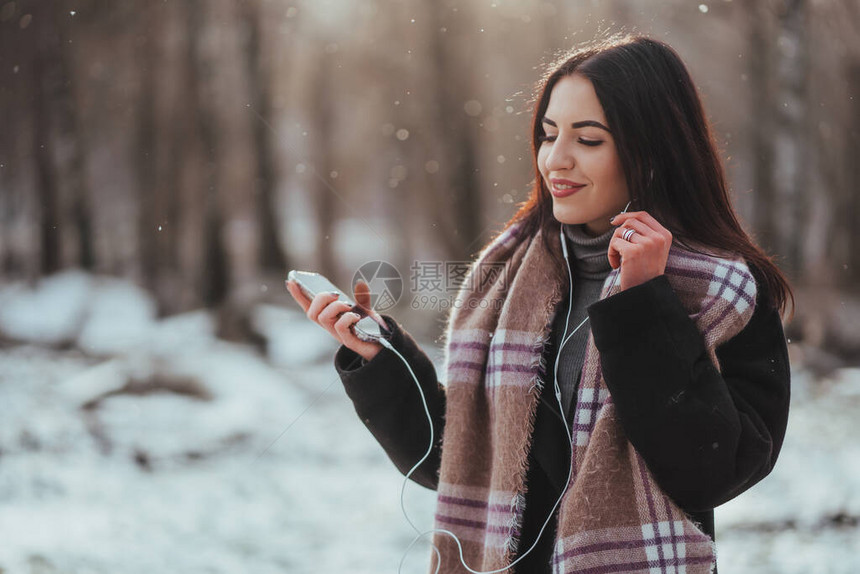 妇女用手机监听音乐假扮图片