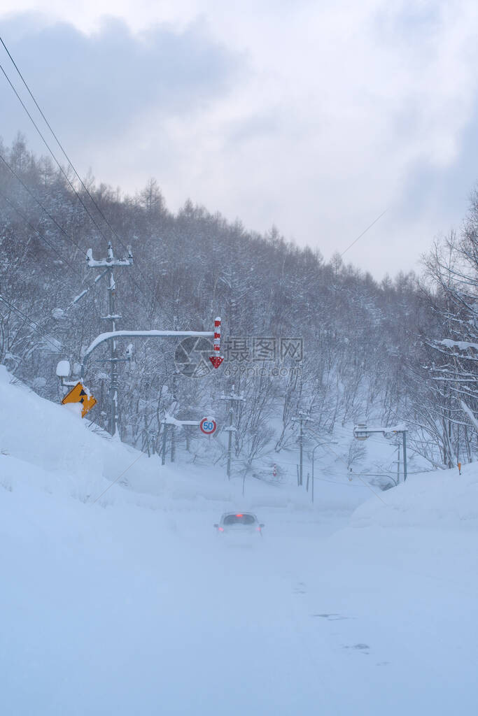 下雪天日本的道路图片