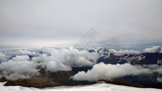 厄尔布鲁士山的全景图片