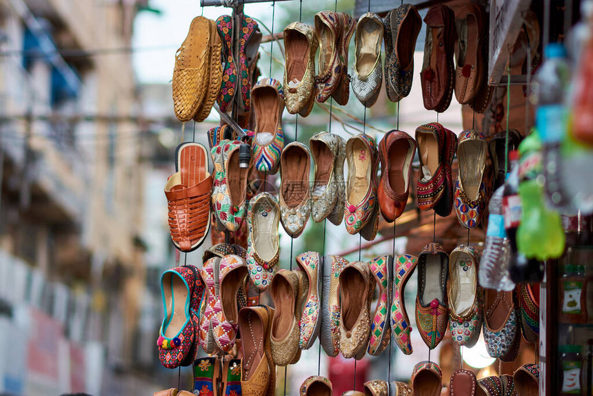 印度斋浦尔BapuBazar的传统印度鞋斋浦尔的是该市最著名的市场之一图片