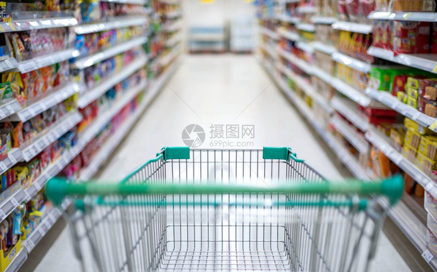 购物者在超市恐慌买家中选择食物囤积食物图片