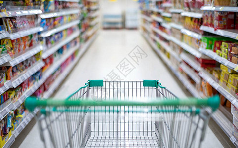 购物者在超市恐慌买家中选择食物囤积食物背景图片