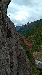 峡谷中的悬崖图片