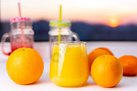 橙汁和橙子果图片
