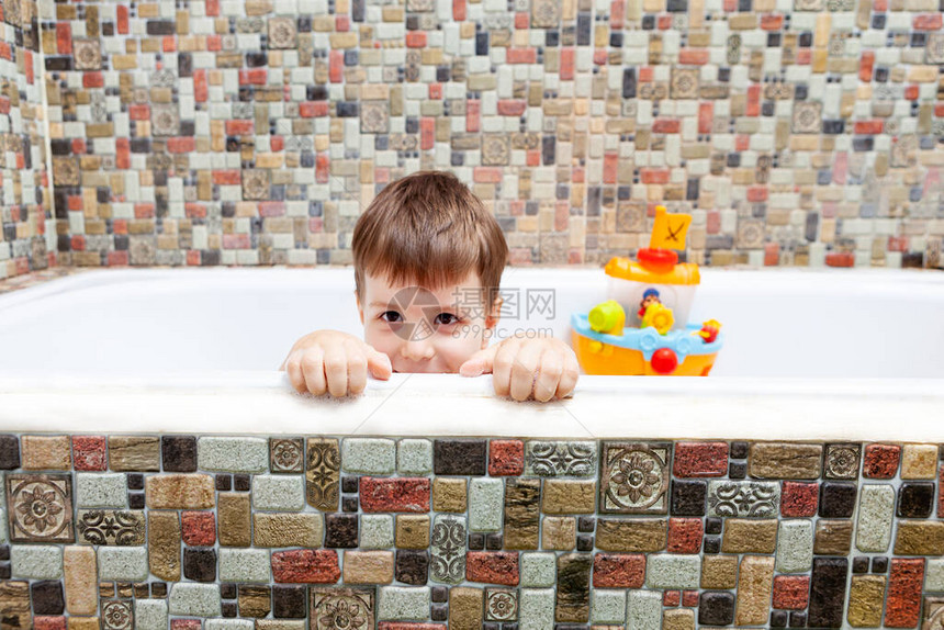 男孩在泡浴澡中洗澡孩子图片