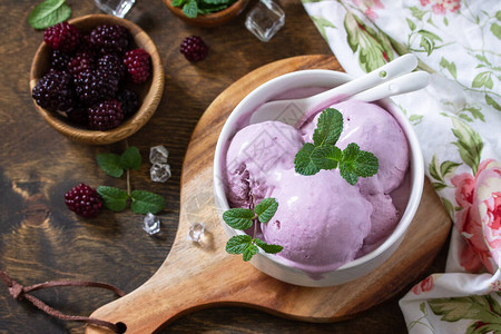 与薄荷黑莓冰淇淋一起自制的有机冰激凌图片