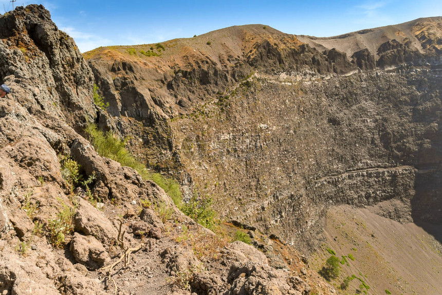 在那不勒斯郊外的维苏威火山顶峰上的图片