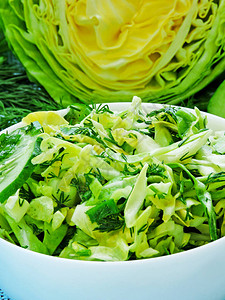 新鲜的沙拉配小白菜大葱莳萝和黄瓜来自新鲜蔬菜的春季蔬菜沙拉素图片