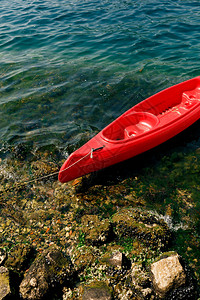 特写红色皮划艇停泊在岸边黑山亚得里亚背景图片