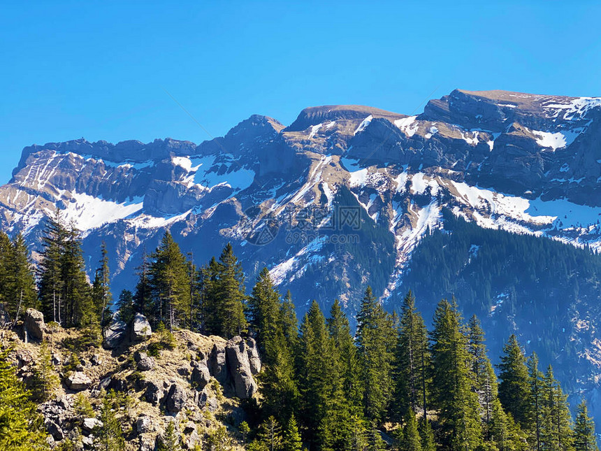 阿尔卑斯山峰EselTomlishorn和Widderfeld在山地块皮拉图斯或皮拉图斯山图片