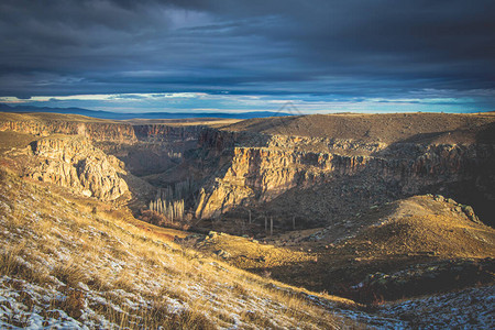 山谷峡的全景在冬季闪耀日出图片