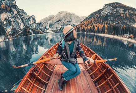 秋天在美丽的高山湖上乘船航行的亚洲旅行图片