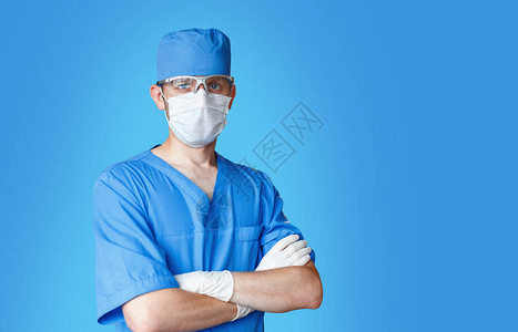 以蓝色背景与世隔绝的医疗面罩专业医生图片