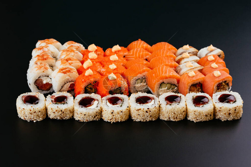 彩色不同的寿司卷图片