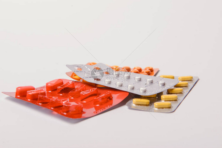 蓝色背景玻璃瓶中的多色药片和药丸胶囊各种药片和药丸堆医疗保健图片