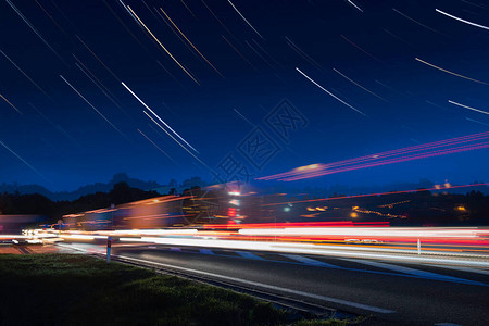 高速交通夜间高速公路上的灯光小径图片