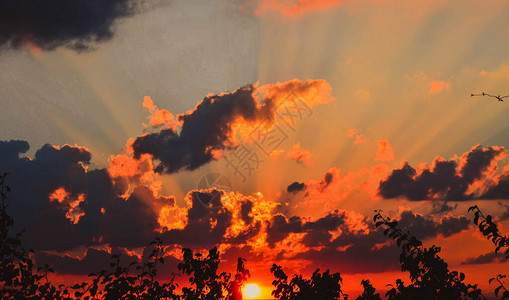 美丽明亮的橙色日落云彩丰盛太阳的图片