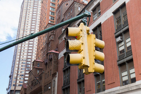 城市里的黄色交通灯图片