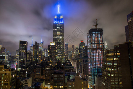 帝国大厦在夜间被蓝光照亮图片