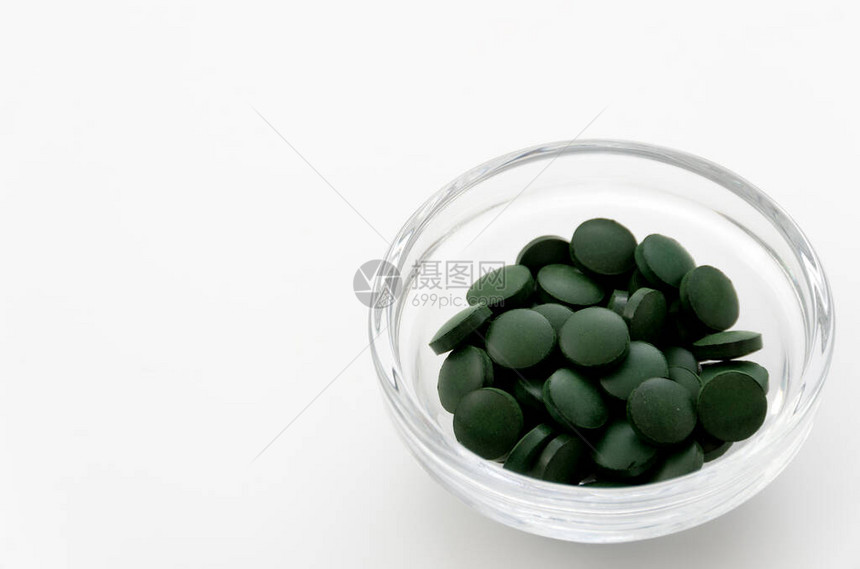 绿药丸玻璃碗里的斯图片