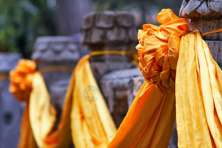 黄色丝巾装饰大理石柱子文背景图片