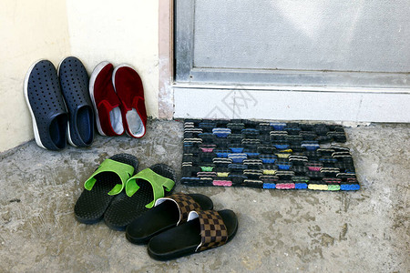 房子门口的鞋子和拖鞋的照片图片