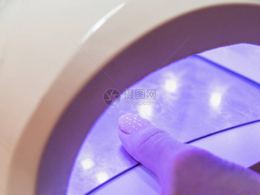 紫外线灯和钉子波图片