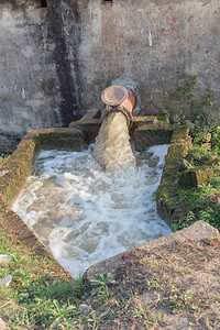 越南河内郊外农田上的特写泵站用柴油机从大管泵流出的强大水用于稻田的图片