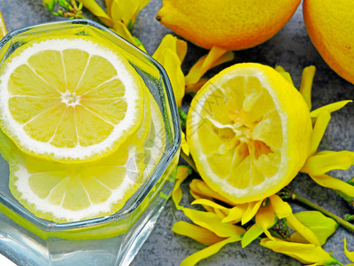 柠檬汁排毒水柠檬水树枝上的黄色花朵用柠檬角浇水用柠檬水清图片