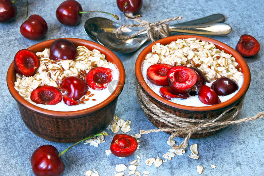 燕麦片配酸奶和樱桃发酵乳制品与益生菌共进早餐美味健康的早餐图片