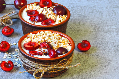 燕麦片配酸奶和樱桃发酵乳制品与益生菌共进早餐美味健康的早餐图片