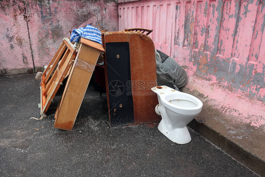 废弃的旧家具和白色厕所丢图片