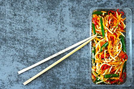 中式大葱腌制蔬菜沙拉酸菜发酵胡萝卜和芹菜沙拉配大葱和辣椒辣的图片