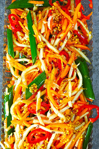 中式大葱腌制蔬菜沙拉酸菜发酵胡萝卜和芹菜沙拉配大葱和辣椒辣的图片