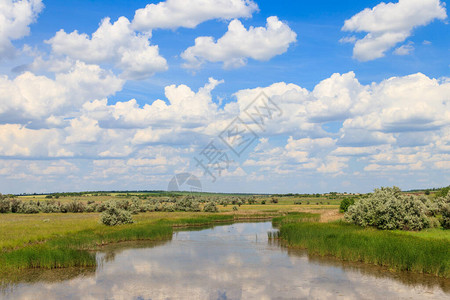 夏日风景与小河和蓝色多云的天空图片