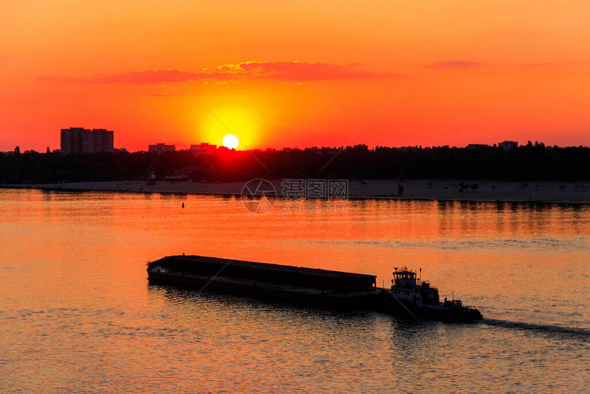 日落时拖船在Dnieper河上推一图片