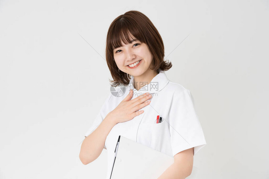 亚裔日语女护士用手放在胸前表图片