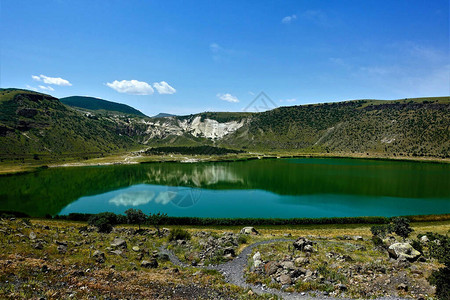 土耳其的火山湖圆形的翡翠色湖泊位于一座死火山的火山口中山背景图片