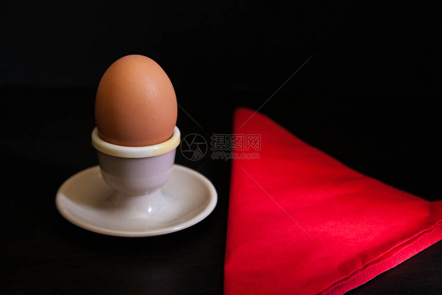 鸡蛋和红餐巾中的软煮蛋黑背图片