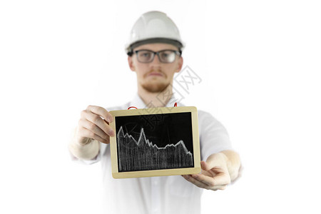 采矿工程师拿着平板电脑与下降图背景图片
