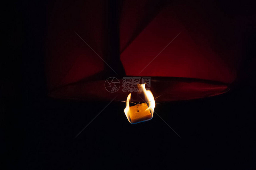 紧关上飞灯漂浮灯夜空着火和热气球图片