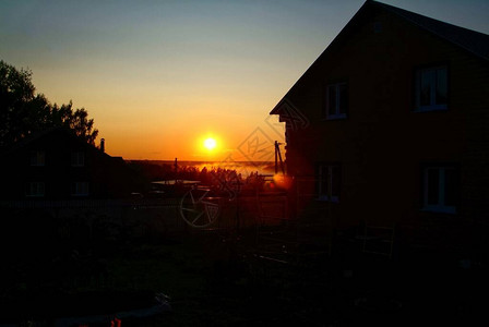 日落背景下的木制乡村房屋俄罗斯图片