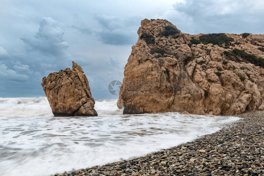 塞浦路斯帕福斯Paphos的阿弗罗狄亚佩拉图鲁罗米乌岩石沿岸图片