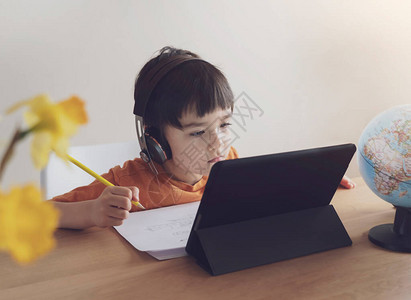 儿童使用平板电脑进行家庭作业自我隔离图片