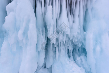 冬季Baikal湖冰墙的岩壁图片