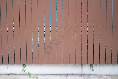 家庭或住宅露台前的木栅栏图片