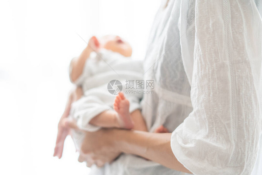 母亲携带一个亚洲日语新生儿0岁零图片